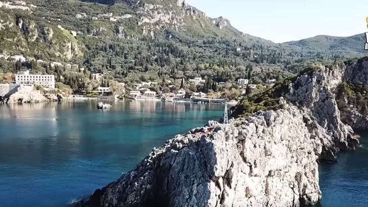 Παλαιοκαστρίτσα: Ο μαγευτικός κόλπος της Κέρκυρας που λάτρευε η Ρένα Βλαχοπούλου – Βίντεο drone