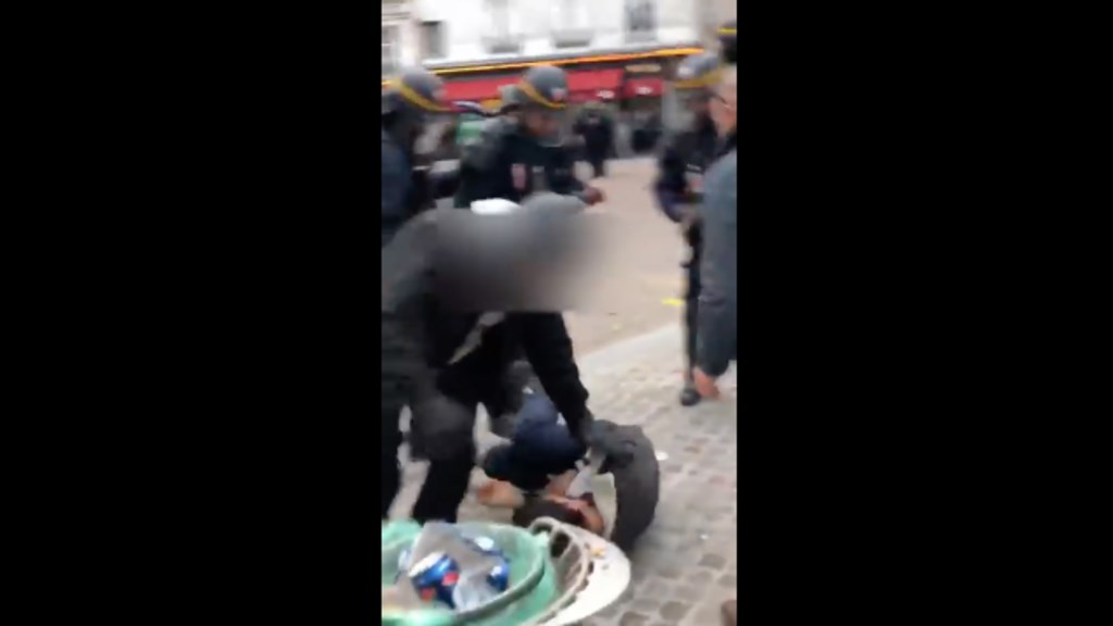 Έλληνας ο διαδηλωτής που ξυλοκόπησε ο πρώην συνεργάτης του Μακρόν – BINTEO