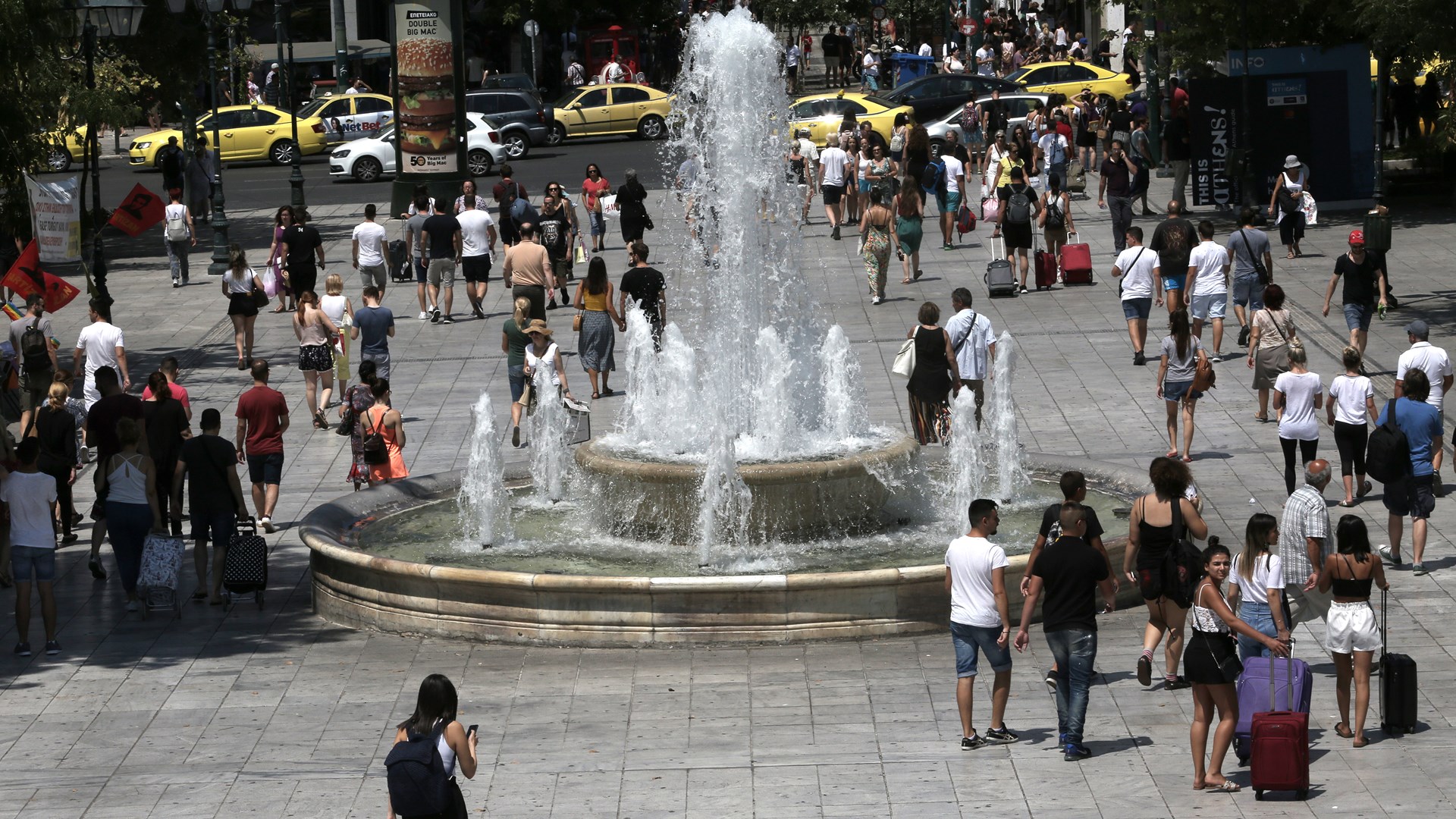 Με ποιο τρόπο προστατεύονται από τον δυνατό ήλιο οι τουρίστες – ΦΩΤΟ