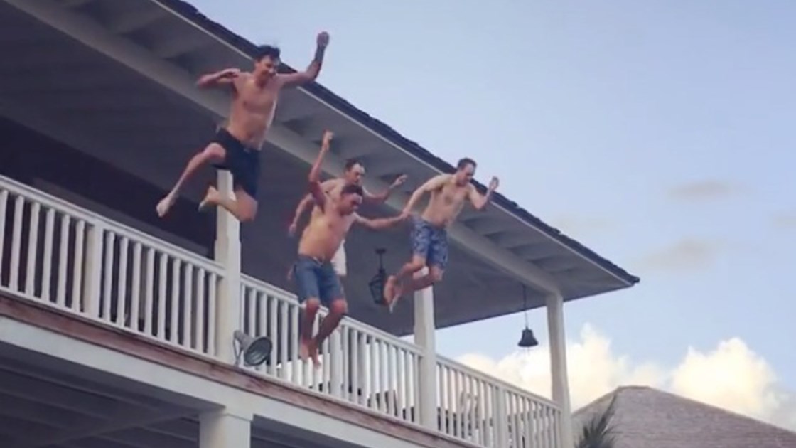 Ισπανία – Ανησυχία για το φαινόμενο “balconing” που προκαλεί εκ νέου θύματα στις Βαλεαρίδες Νήσους