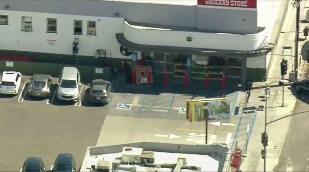 Λος Άντζελες – Ένοπλος οχυρώθηκε σε κατάστημα αλυσίδας τροφίμων – Σε εξέλιξη επιχείρηση της αστυνομίας – ΤΩΡΑ