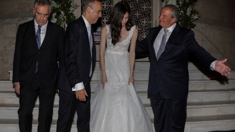 Την εκλεκτή της καρδιάς του παντρεύτηκε ο Δήμαρχος Γλυφάδας- Κουμπάρος του ζευγαριού ο Κώστας Καραμανλής