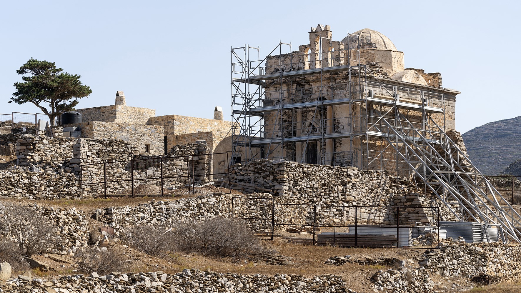 Ασύλητος τάφος επιφανούς γυναίκας ανακαλύφθηκε στη Σίκινο – ΦΩΤΟ