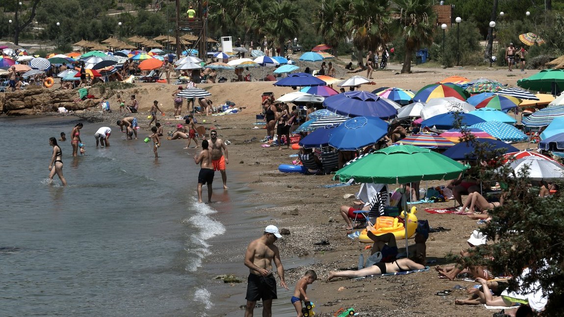 Επέλαση καύσωνα με 40αρια – Οι «καυτές» περιοχές – Χαμός στις παραλίες – Έκλεισε η Ακρόπολη