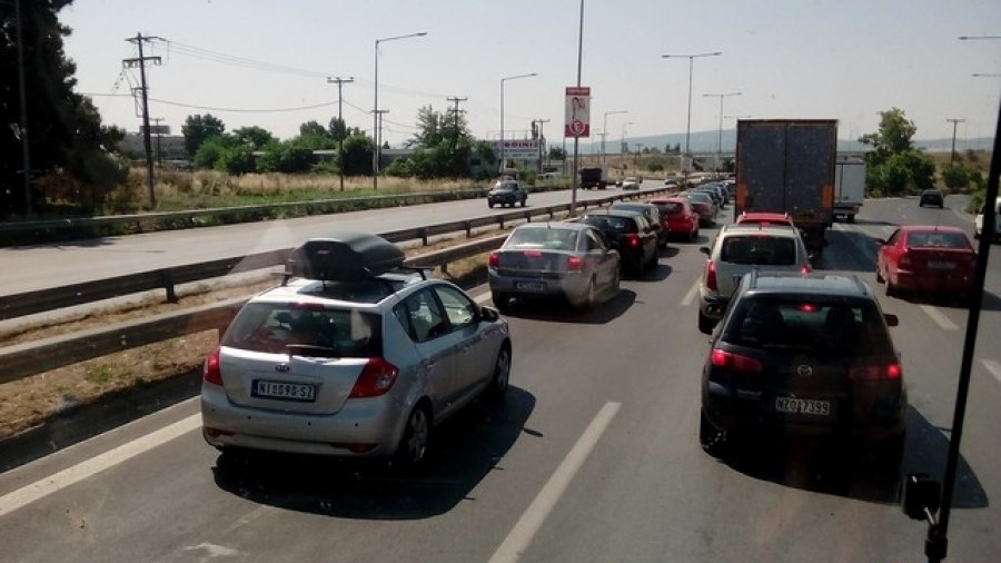 Μητέρα που μεταφέρει το τραυματισμένο παιδί της εγκλωβίστηκε στην κίνηση – Η ΛΕΑ είναι κατειλημμένη