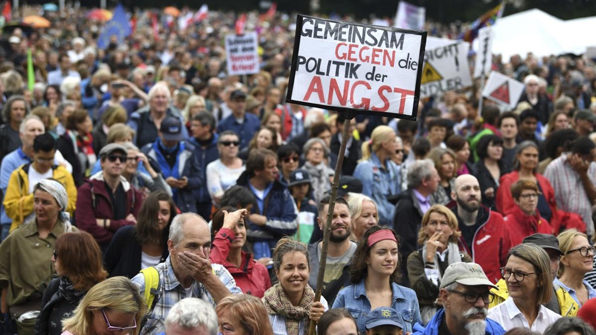Μόναχο – Μεγάλη διαδήλωση κατά της πολιτικής των Βαυαρών συμμάχων της Άγγελας Μέρκελ στο προσφυγικό
