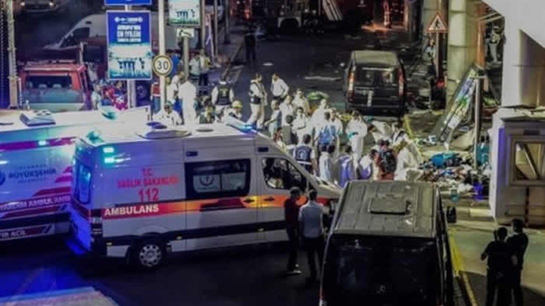 Αφγανιστάν – Τρόμος στο αεροδρόμιο της Καμπούλ – Επίθεση βομβιστή-καμικάζι άφησε πίσω του τουλάχιστον 14 νεκρούς