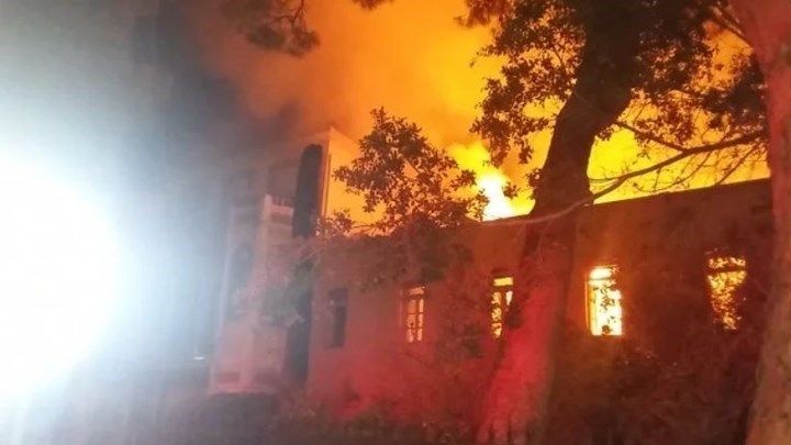 Χανιά – Σε ύφεση η πυρκαγιά που έκαψε το Πολεμικό Μουσείο