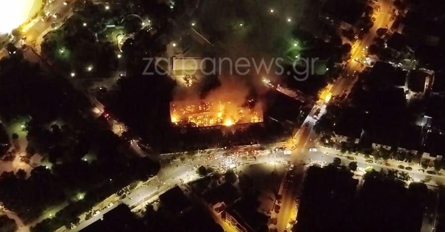 Συγκλονιστικό ΒΙΝΤΕΟ από drone – Το κτίριο του Πολεμικού Μουσείου Χανίων έχει παραδοθεί στις φλόγες