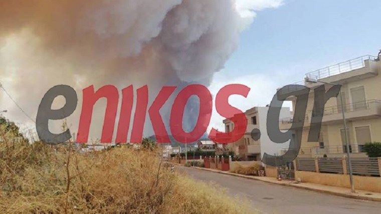 Εγκαταλείπουν τα σπίτια τους οι κάτοικοι της Κινέτας – Οι φλόγες έφτασαν στις αυλές των σπιτιών – ΤΩΡΑ
