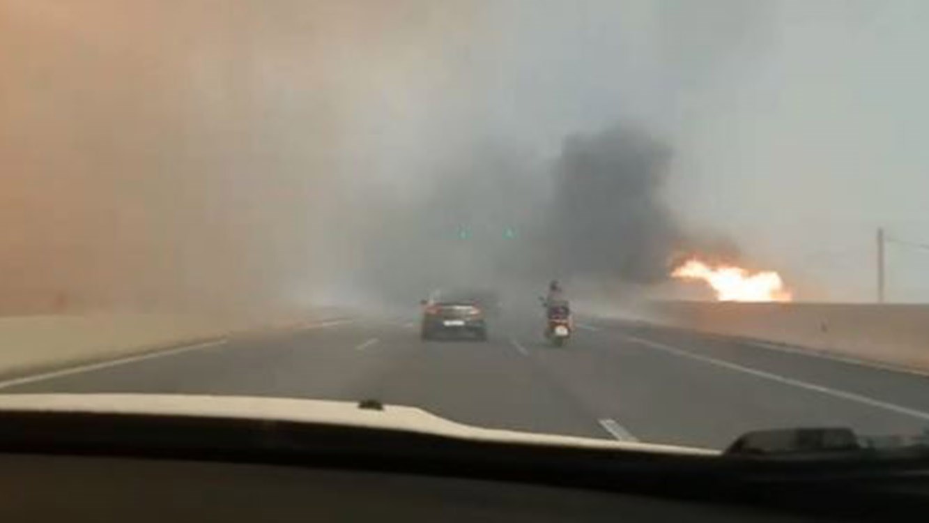 Συγκλονιστικό βίντεο – Αυτοκίνητα διασχίζουν την εθνική οδό δίπλα από τις φλόγες