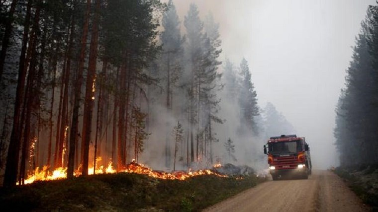 Σε επαγρύπνηση η Βόρεια Ευρώπη – Κίνδυνος για νέες πυρκαγιές