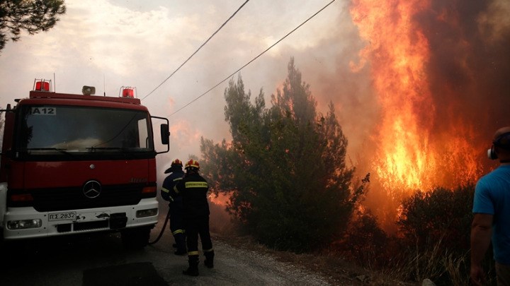 Σε μέτωπο 10 χλμ. η πυρκαγιά στον Αποκόρωνα Χανίων