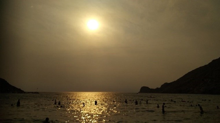 Τον ήλιο της Σύρου κάλυψε ο καπνός από τη φωτιά στην Κινέτα – ΦΩΤΟ