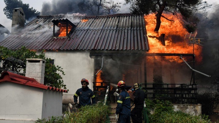 Διασωληνωμένοι παραμένουν έντεκα τραυματίες από τις πυρκαγιές στην Αττική