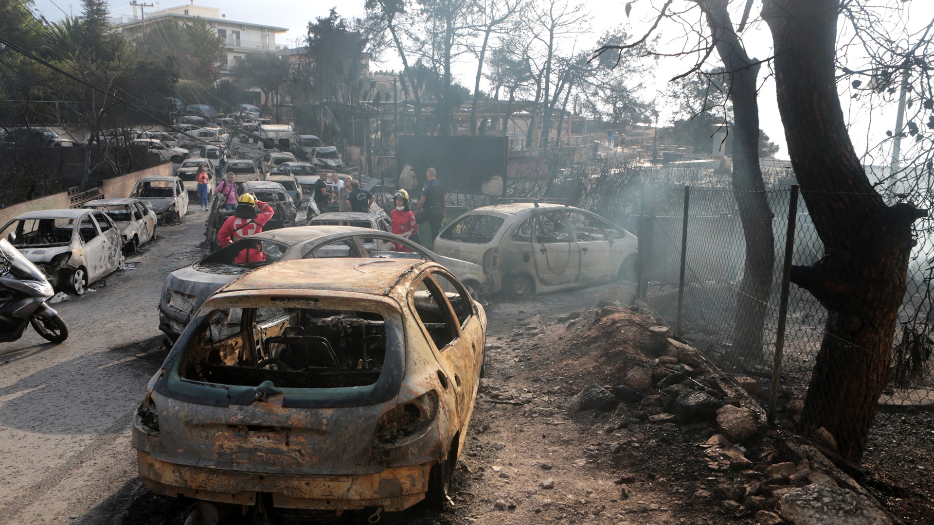 Βουλευτές και στελέχη του ΚΚΕ στις πυρόπληκτες περιοχές