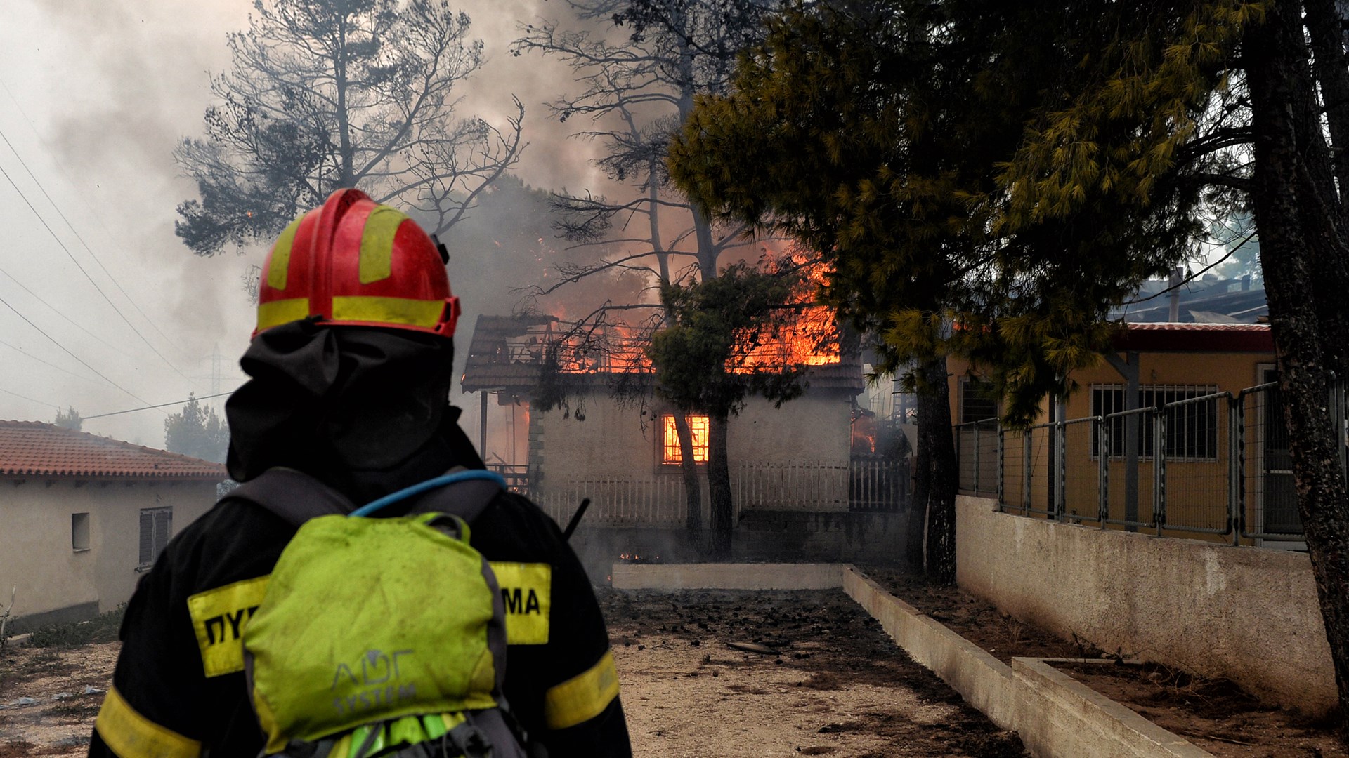 Η απόλυτη καταστροφή  από τις φονικές πυρκαγιές στην Αττική μέσα από 10 φωτογραφίες