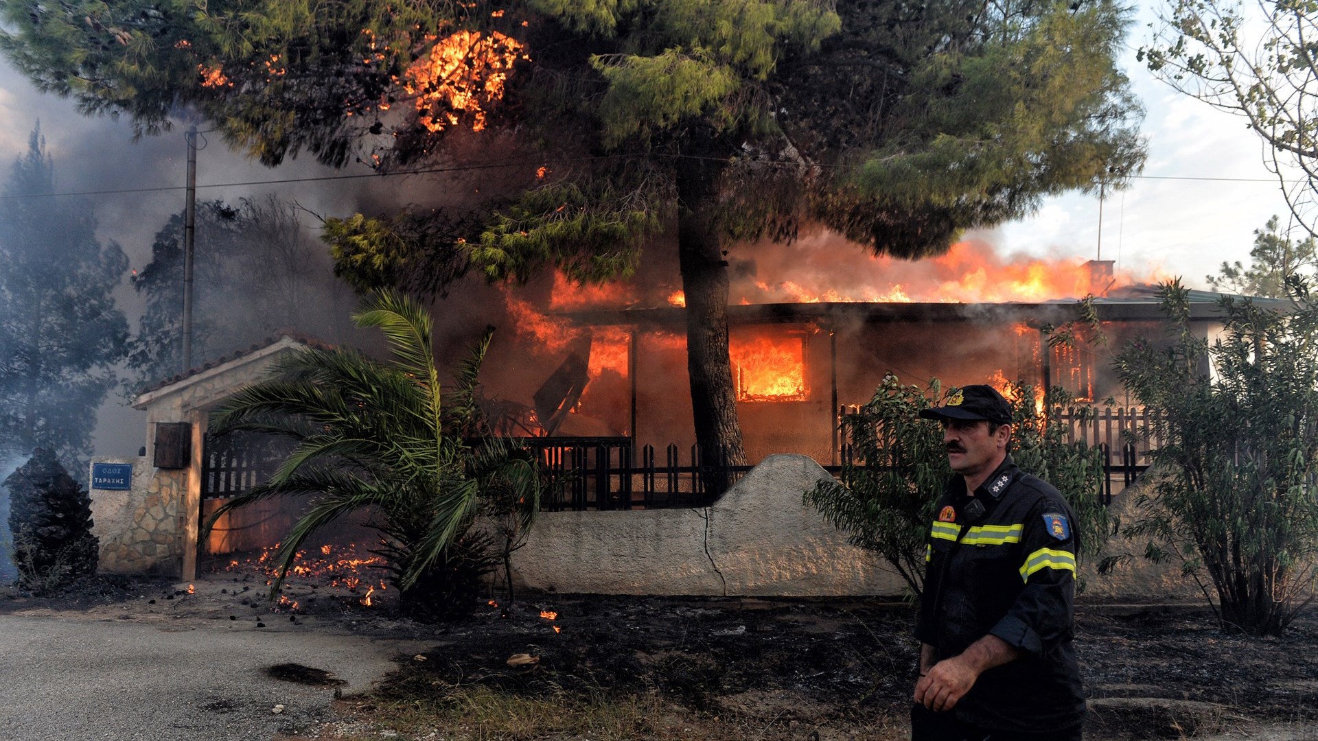 Έκτακτα φορολογικά μέτρα για τους πληγέντες από τις φωτιές