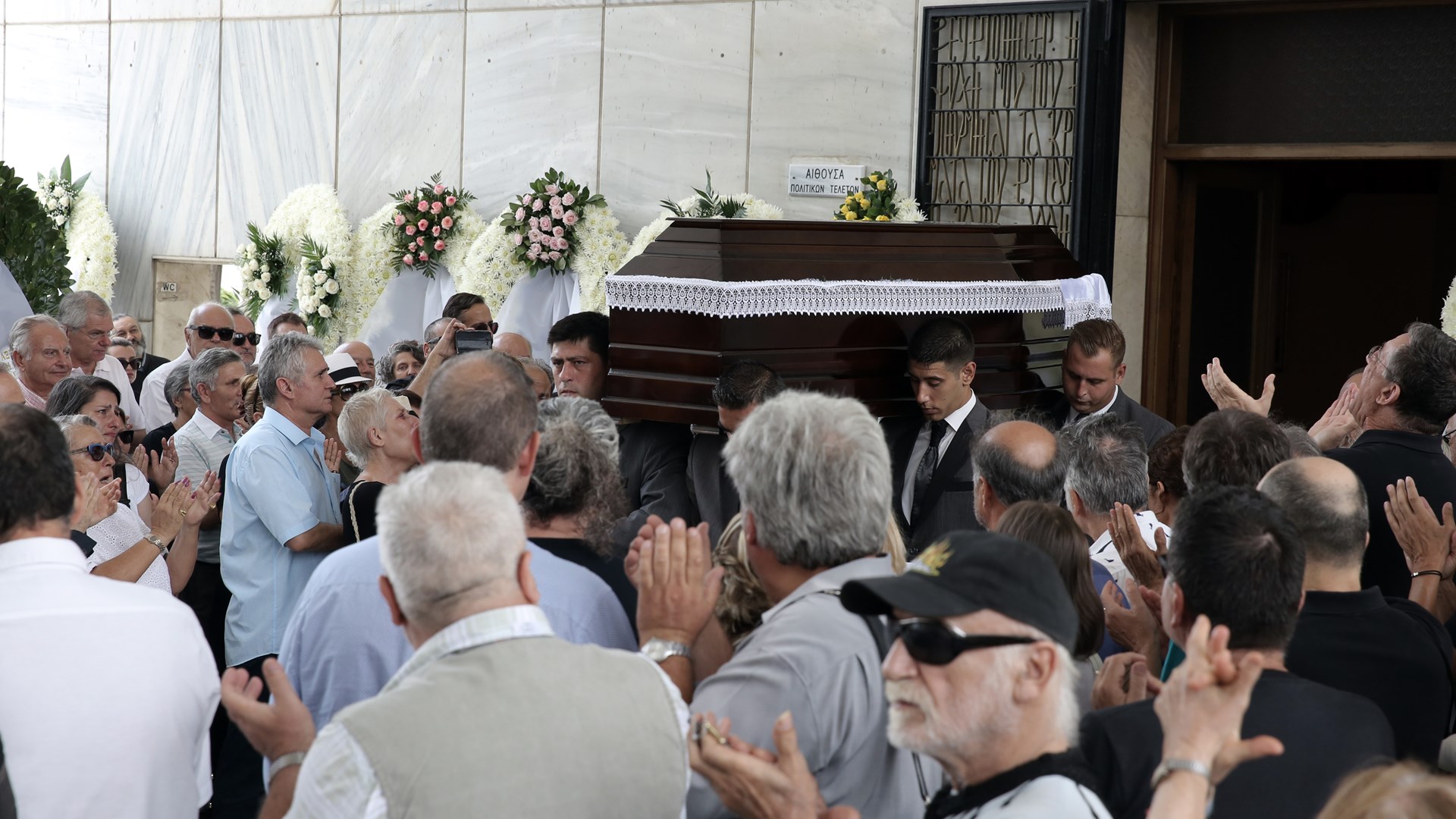 Το τελευταίο αντίο στον Μάνο Ελευθερίου – ΒΙΝΤΕΟ – ΦΩΤΟ