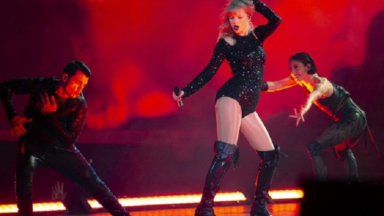 Κωλοτούμπα επί σκηνής για την Τέιλορ Σουίφτ – Πώς αντέδρασε η popstar – ΒΙΝΤΕΟ