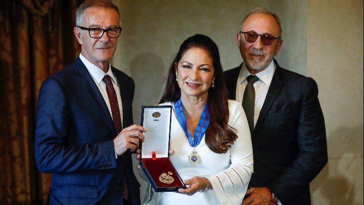 H Ισπανία απένειμε χρυσό μετάλλιο για τις τέχνες στην Γκλόρια Εστέφαν
