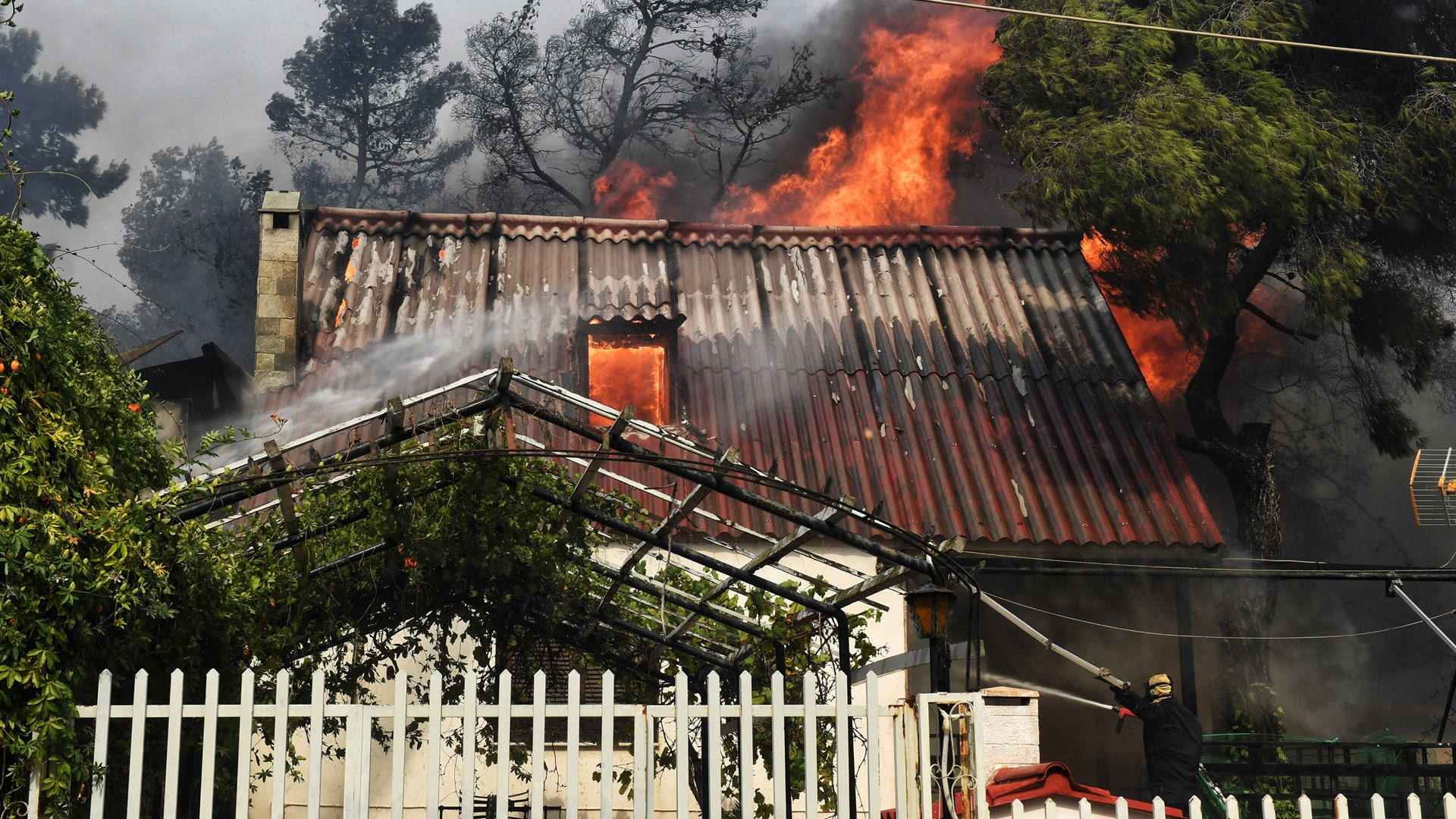 Προσπαθούσαμε να σβήσουμε τη φωτιά με λεμονάδες, νερό δεν είχαμε – Η σοκαριστική καταγγελία για την φωτιά στην Κινέτα – ΦΩΤΟ