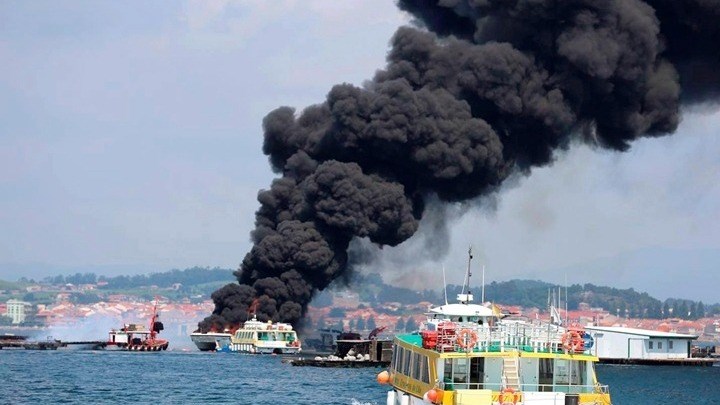 Πυρκαγιά σε τουριστικό πλοίο στην Ισπανία – Τουλάχιστον δύο σοβαρά τραυματίες