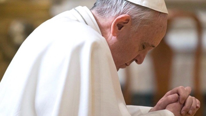 Ο Πάπας Φραγκίσκος προσεύχεται για τα δεκάδες θύματα των πυρκαγιών στην Ελλάδα
