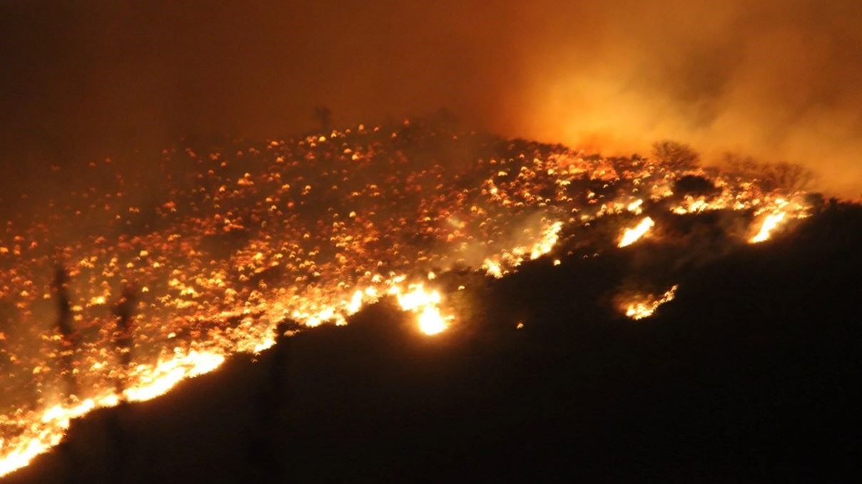 Υπό μερικό έλεγχο η φωτιά στον Αποκόρωνα – Σε ύφεση στον Κακόπετρο