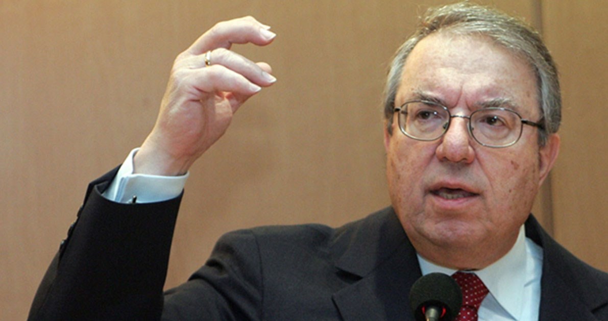 Η συγκινητική ανάρτηση του Μπαμπινιώτη για την 14χρονη που πήδηξε από τον γκρεμό και την οικογένειά της