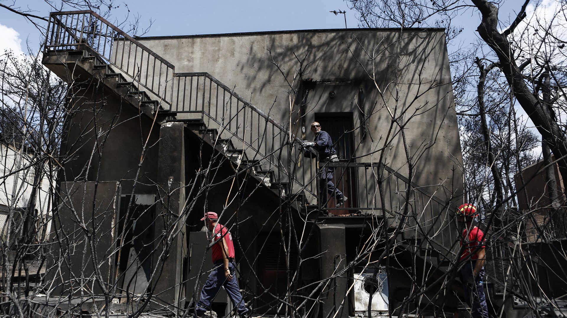 Σοκάρουν τα πρώτα αποτελέσματα από τις αυτοψίες των μηχανικών στα κτίρια που τυλίχθηκαν στις φλόγες