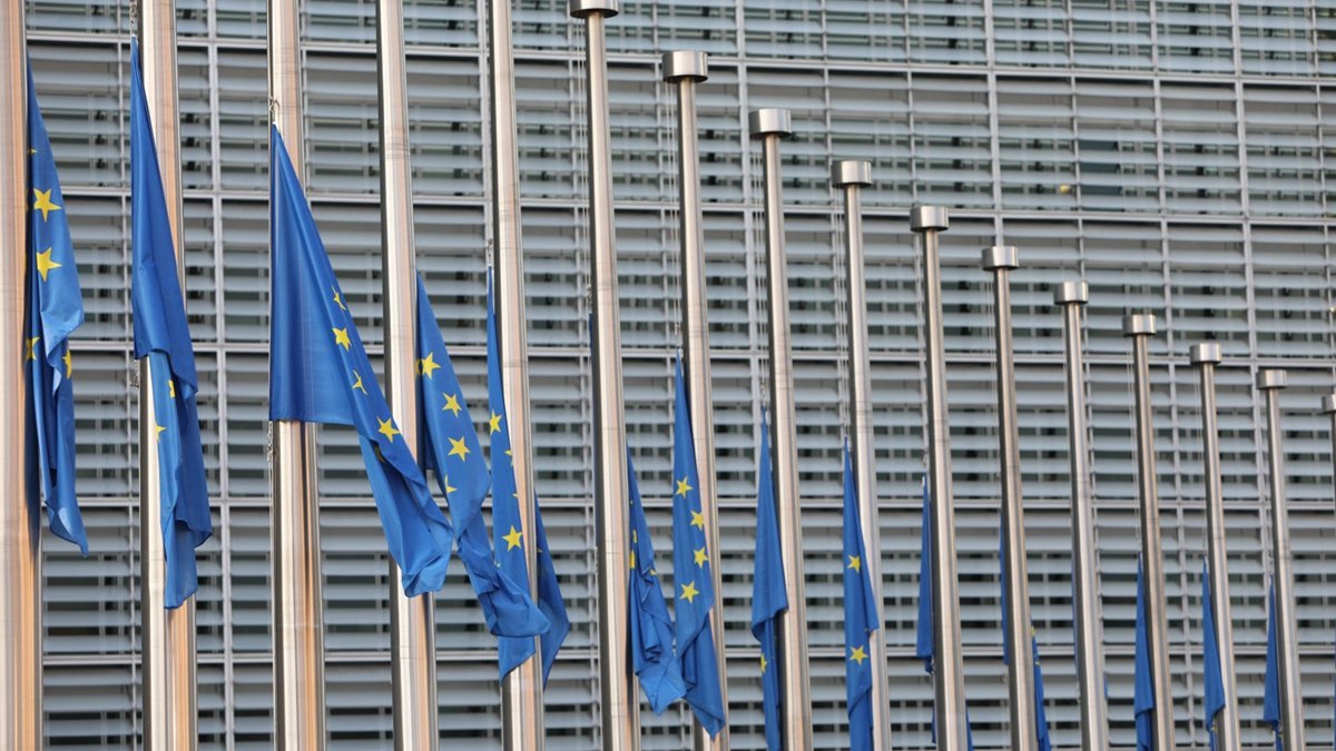 Μεσίστιες οι σημαίες της Ευρωπαϊκής Επιτροπής για τα θύματα της φονικής πυρκαγιάς