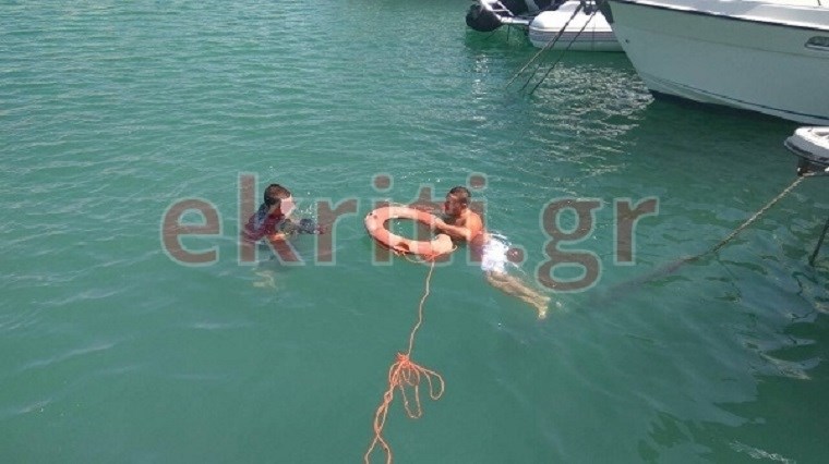 Κρήτη: Ο πρόεδρος των Λιμενικών έπεσε στα νερά και έσωσε 13χρονο – ΦΩΤΟ