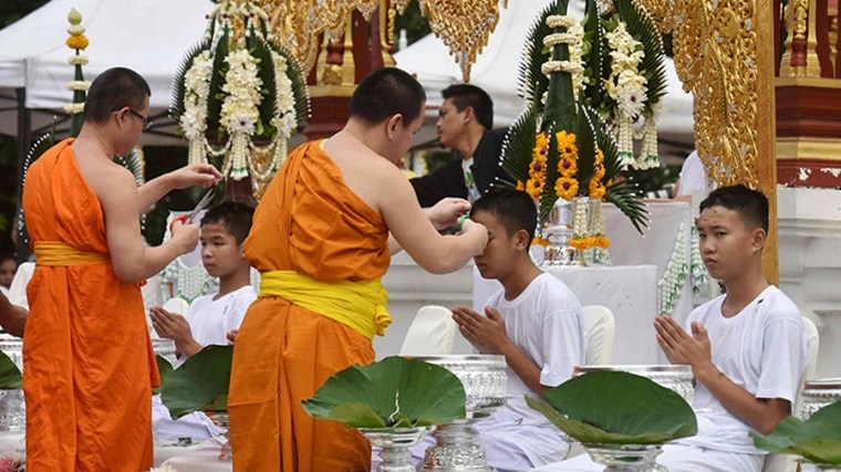 Ταϊλάνδη: Βουδιστές μοναχοί έγιναν οι 11 “Αγριόχοιροι” προς τιμήν του δύτη που έχασε τη ζωή του στο σπήλαιο – ΒΙΝΤΕΟ