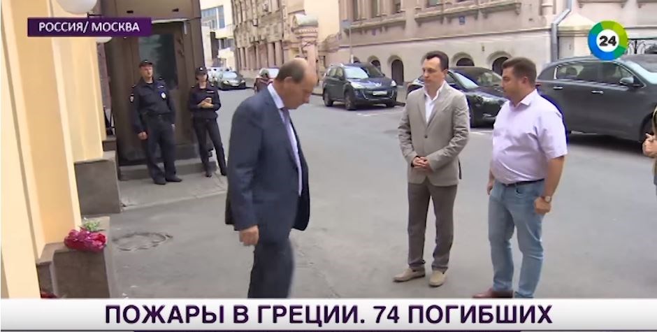 Λουλούδια έξω από την Πρεσβεία της Ελλάδας στη Μόσχα – ΒΙΝΤΕΟ