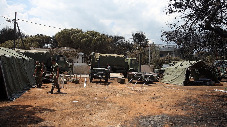 Ο στρατός στήνει σκηνές και μοιράζει φαγητό σε πυρόπληκτους και εθελοντές – ΦΩΤΟ