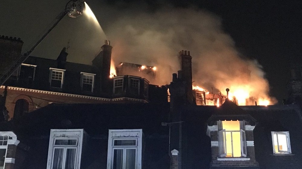 Εικόνες από την πολυκατοικία που τυλίχθηκε στις φλόγες στο Λονδίνο- ΦΩΤΟ- ΒΙΝΤΕΟ
