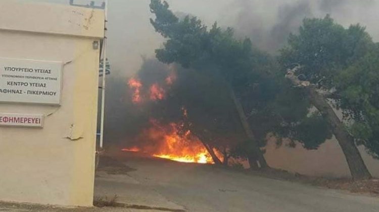 Πάλεψαν με τις φλόγες για να σωθεί το Κέντρο Υγείας Ραφήνας – ΦΩΤΟ