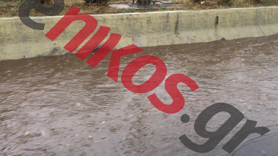 “Χείμαρρος” η Εθνική Οδός στο ύψος της Λυκόβρυσης – ΦΩΤΟ αναγνώστη – ΤΩΡΑ