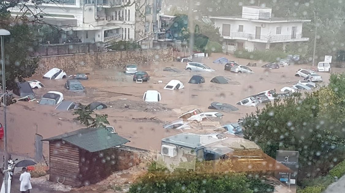 Παρέσυρε αυτοκίνητα η βροχή στο Μαρούσι – ΦΩΤΟ – ΤΩΡΑ