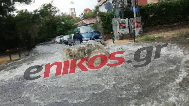 Σε “συντριβάνι” μετατράπηκε η Λεωφόρος Πεντέλης – ΦΩΤΟ αναγνώστη – ΤΩΡΑ