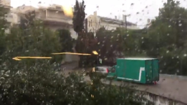 Χάος από την καταρρακτώδη βροχή στο γεφυράκι Μελισσίων – Φορτηγό σπρώχνει αυτοκίνητο που ακινητοποιήθηκε – ΒΙΝΤΕΟ