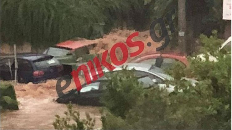 Βουτηγμένα στα λασπόνερα τα αυτοκίνητα σε υπαίθριο πάρκινγκ στο Μαρούσι – ΦΩΤΟ αναγνώστη