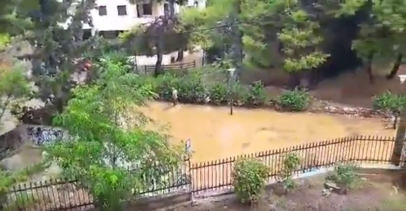 Δρόμος στα Μελίσσια έγινε… ποτάμι από τη σφοδρή βροχόπτωση   – ΒΙΝΤΕΟ αναγνώστη