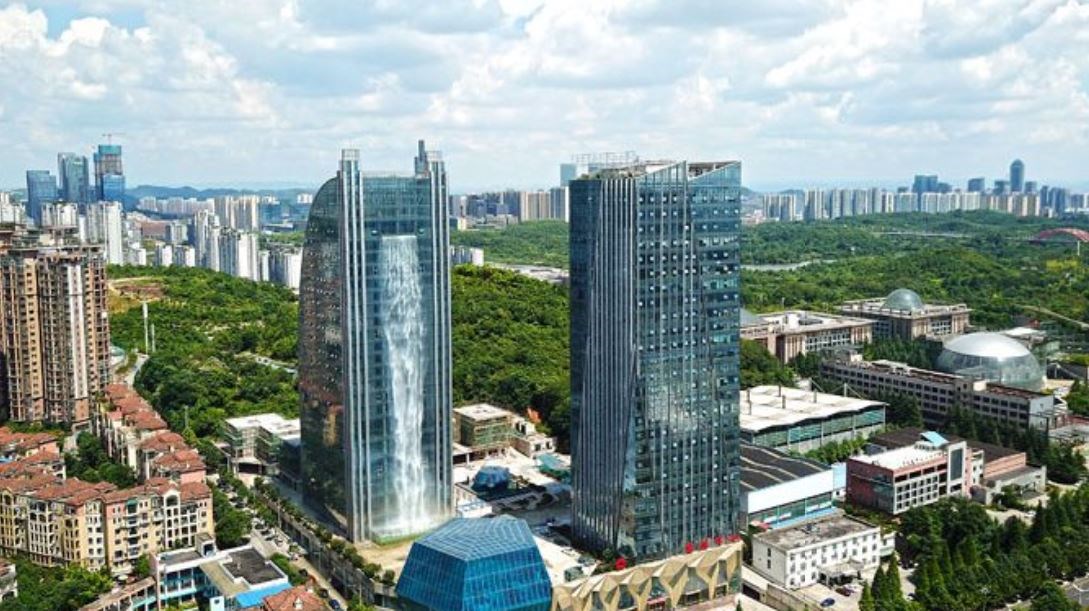 Καταρράκτης στην πρόσοψη ουρανοξύστη – ΦΩΤΟ