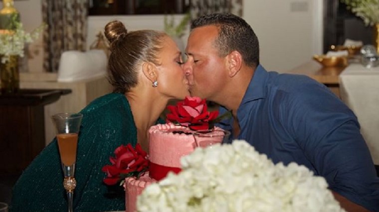 Παντρεύεται η Τζένιφερ Λόπεζ; – Ένα τεράστιο διαμάντι στο δάχτυλό της – ΦΩΤΟ