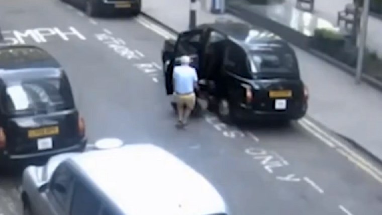 Καταζητείται οδηγός ταξί – Έβγαλε αναίσθητο επιβάτη από το ταξί και τον εγκατέλειψε – ΒΙΝΤΕΟ