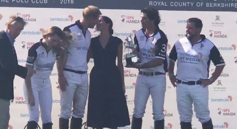 Δημόσια φιλιά για Χάρι και Μέγκαν παρά το απαγορευτικό της βασίλισσας – ΒΙΝΤΕΟ