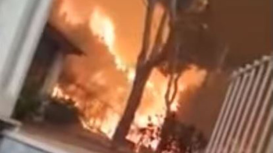 ΒΙΝΤΕΟ – σοκ από τη φονική πυρκαγιά στο Μάτι – Σώθηκε από θαύμα- Ήταν μέσα σε σπίτι που “κατάπιε” η φωτιά