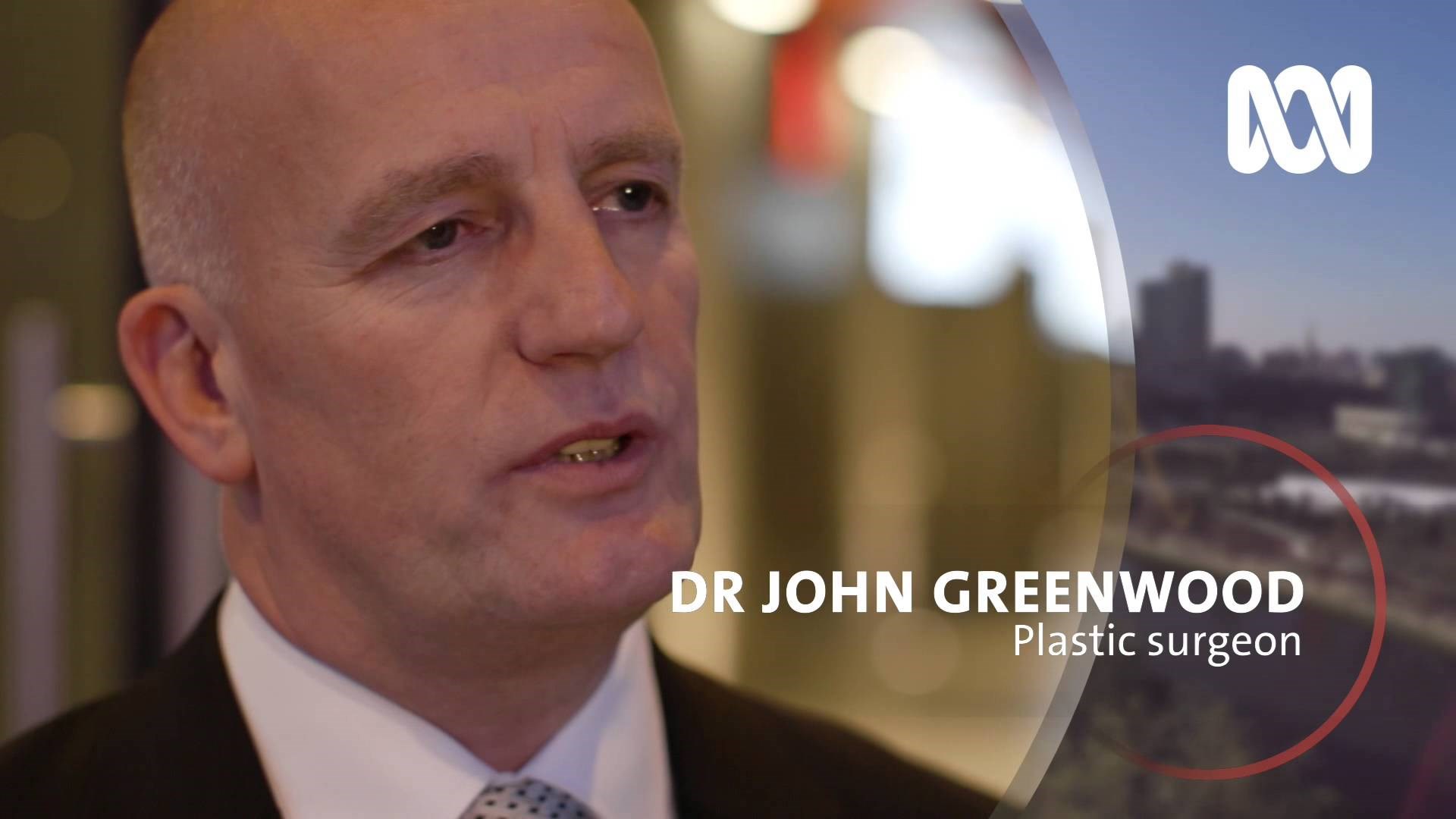 Έρχεται στην Αθήνα διάσημος πλαστικός χειρουργός για τους τραυματίες από τις φωτιές